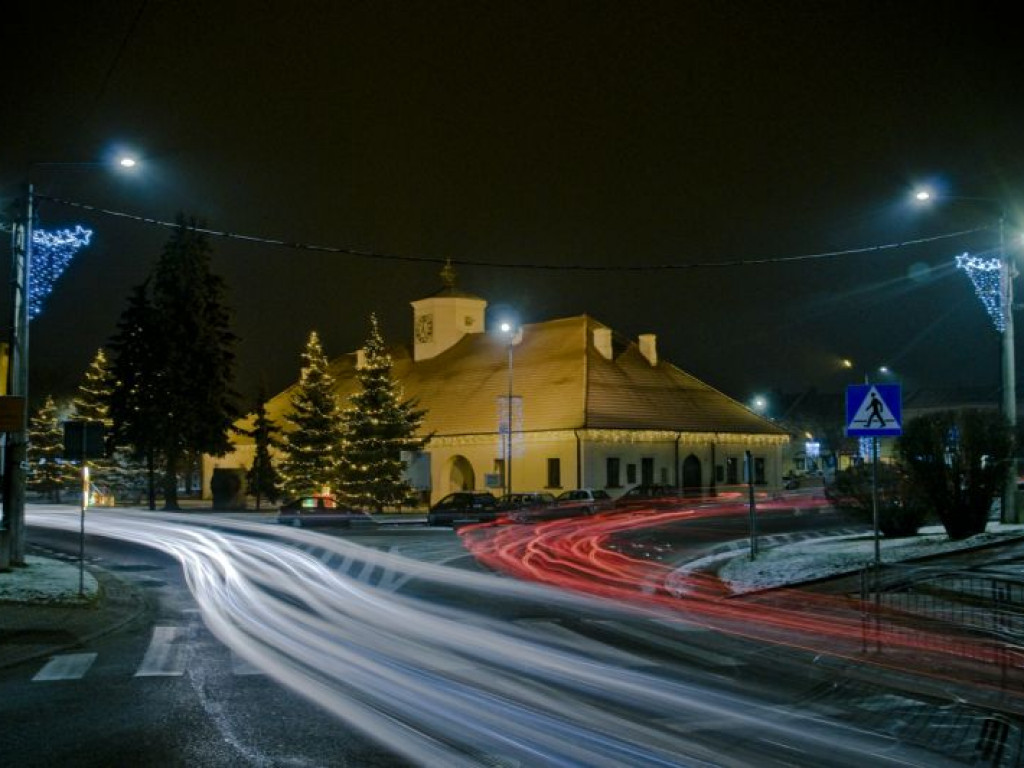 Staszów gotowy na święta. Bożonarodzeniowe iluminacje robią kolosalne wrażenie! [zdjęcia]