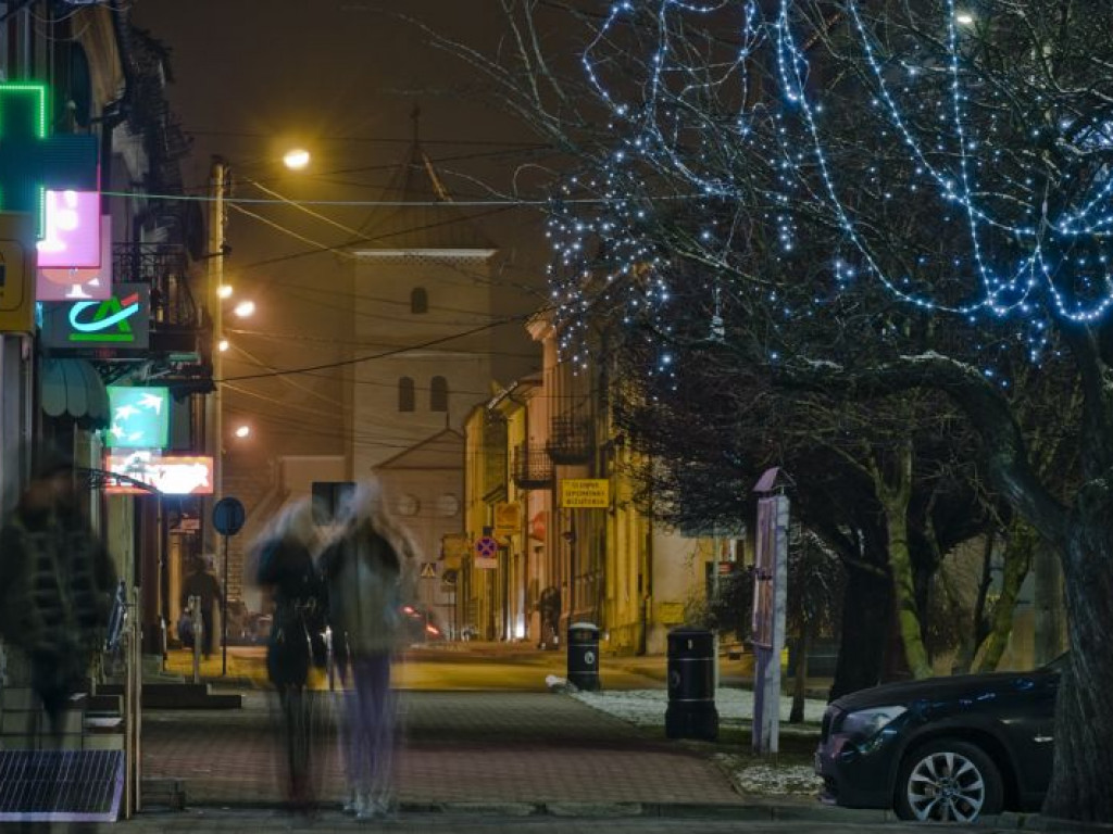 Staszów gotowy na święta. Bożonarodzeniowe iluminacje robią kolosalne wrażenie! [zdjęcia]