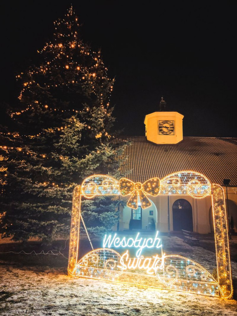 Staszów gotowy na święta. Bożonarodzeniowe iluminacje robią kolosalne wrażenie! [zdjęcia]