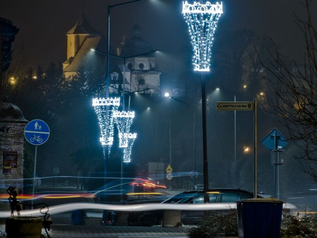 Staszów gotowy na święta. Bożonarodzeniowe iluminacje robią kolosalne wrażenie! [zdjęcia]