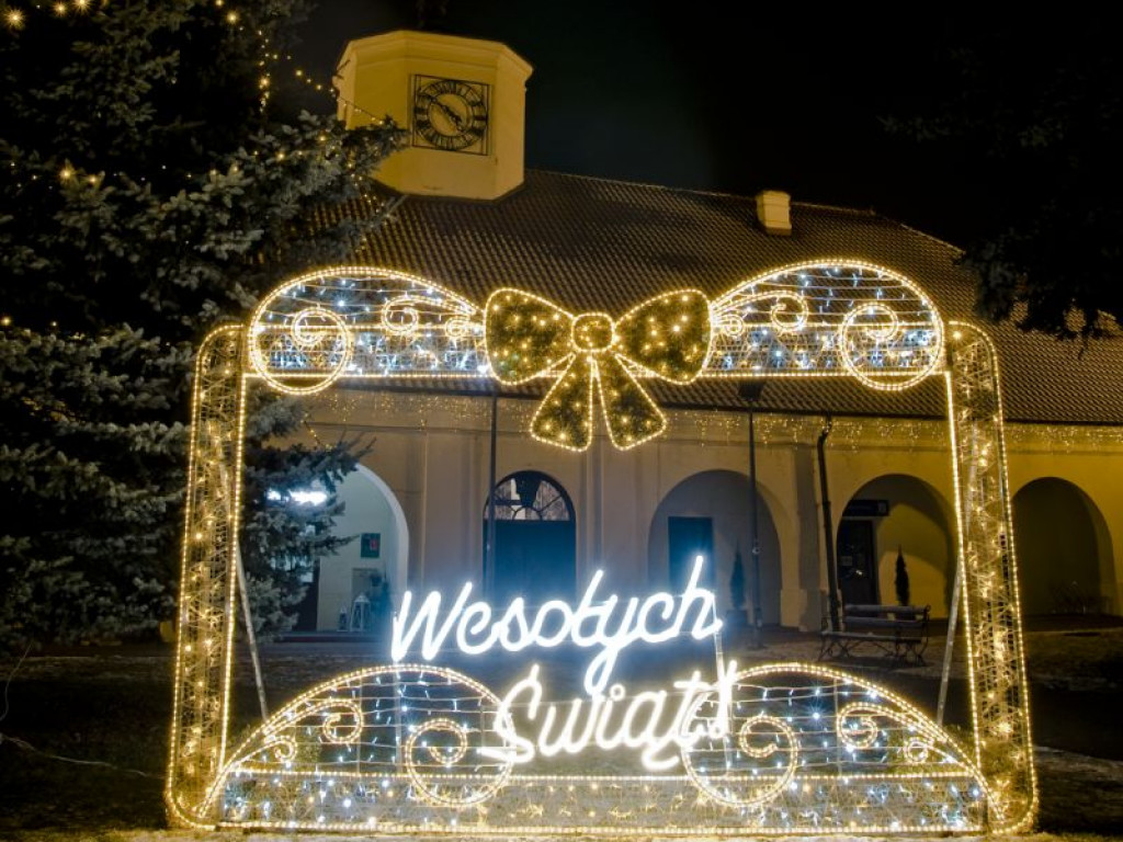 Staszów gotowy na święta. Bożonarodzeniowe iluminacje robią kolosalne wrażenie! [zdjęcia]