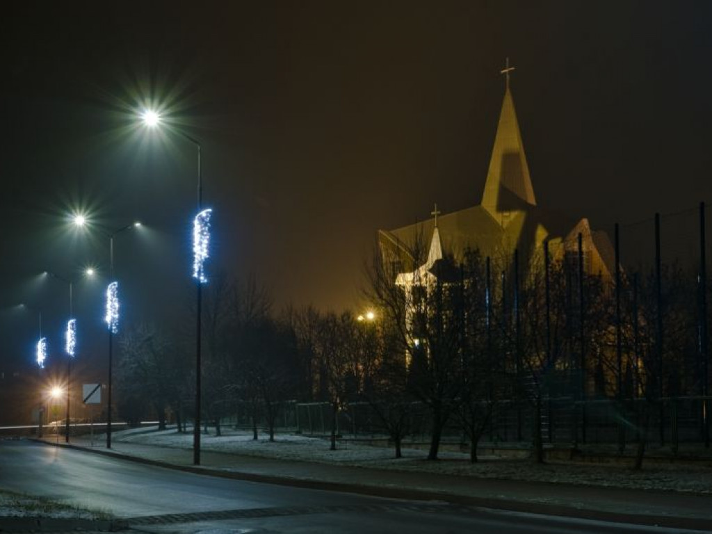 Staszów gotowy na święta. Bożonarodzeniowe iluminacje robią kolosalne wrażenie! [zdjęcia]