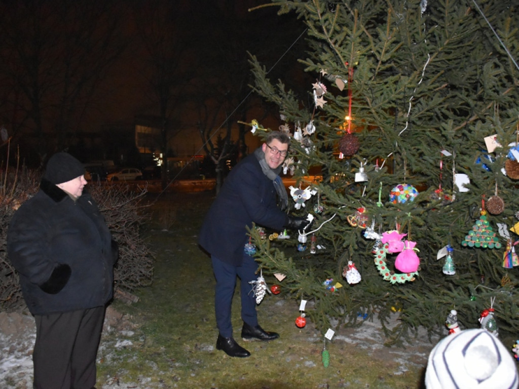 Sandomierz. Wspólne ubieranie choinki, Mikołaj oraz kramy z rękodziełem i smakołykami [zdjęcia]