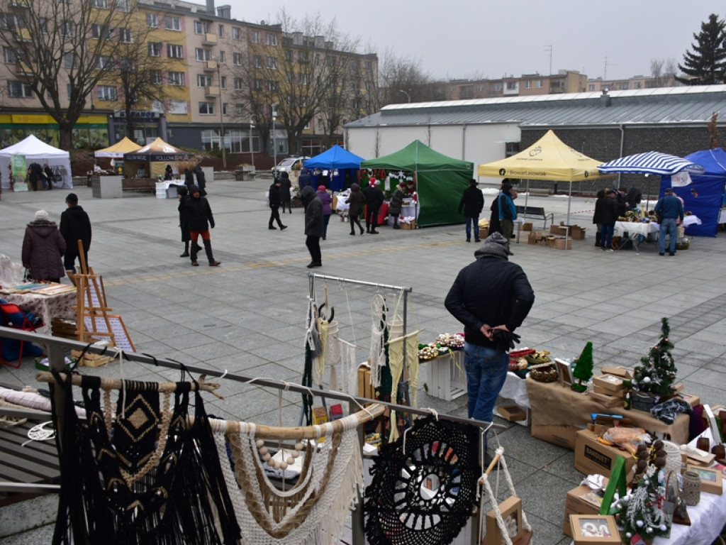 Sandomierz. Wspólne ubieranie choinki, Mikołaj oraz kramy z rękodziełem i smakołykami [zdjęcia]