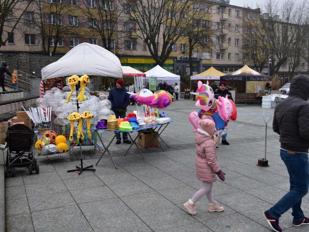 Sandomierz. Wspólne ubieranie choinki, Mikołaj oraz kramy z rękodziełem i smakołykami [zdjęcia]