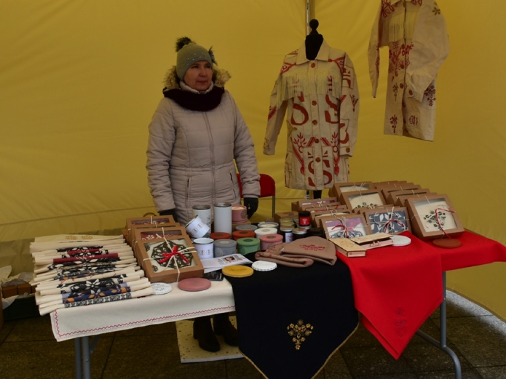 Sandomierz. Wspólne ubieranie choinki, Mikołaj oraz kramy z rękodziełem i smakołykami [zdjęcia]
