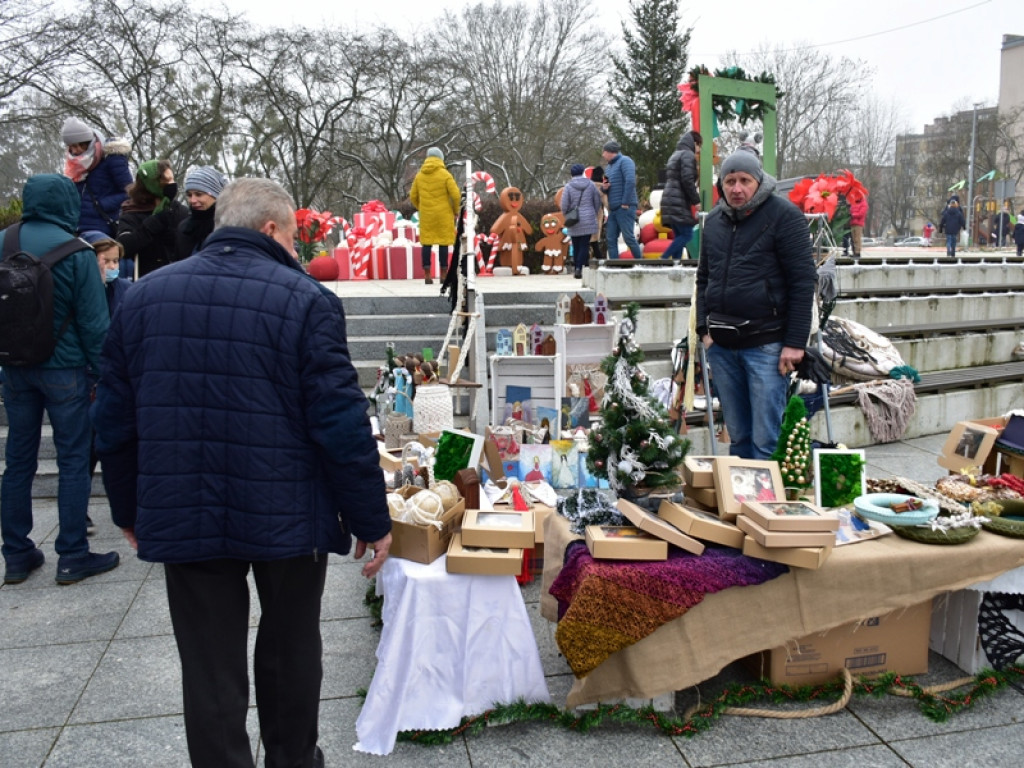 Sandomierz. Wspólne ubieranie choinki, Mikołaj oraz kramy z rękodziełem i smakołykami [zdjęcia]