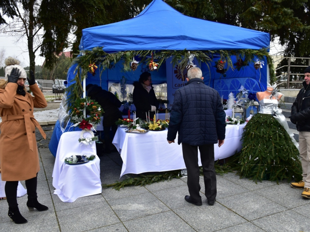 Sandomierz. Wspólne ubieranie choinki, Mikołaj oraz kramy z rękodziełem i smakołykami [zdjęcia]