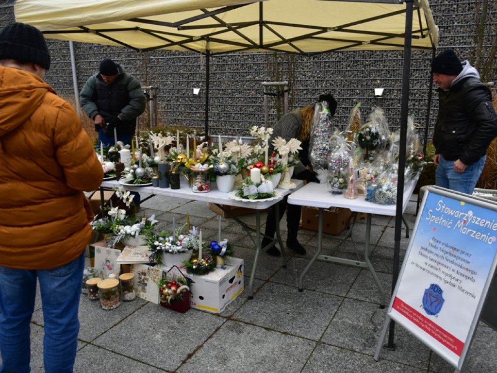 Sandomierz. Wspólne ubieranie choinki, Mikołaj oraz kramy z rękodziełem i smakołykami [zdjęcia]