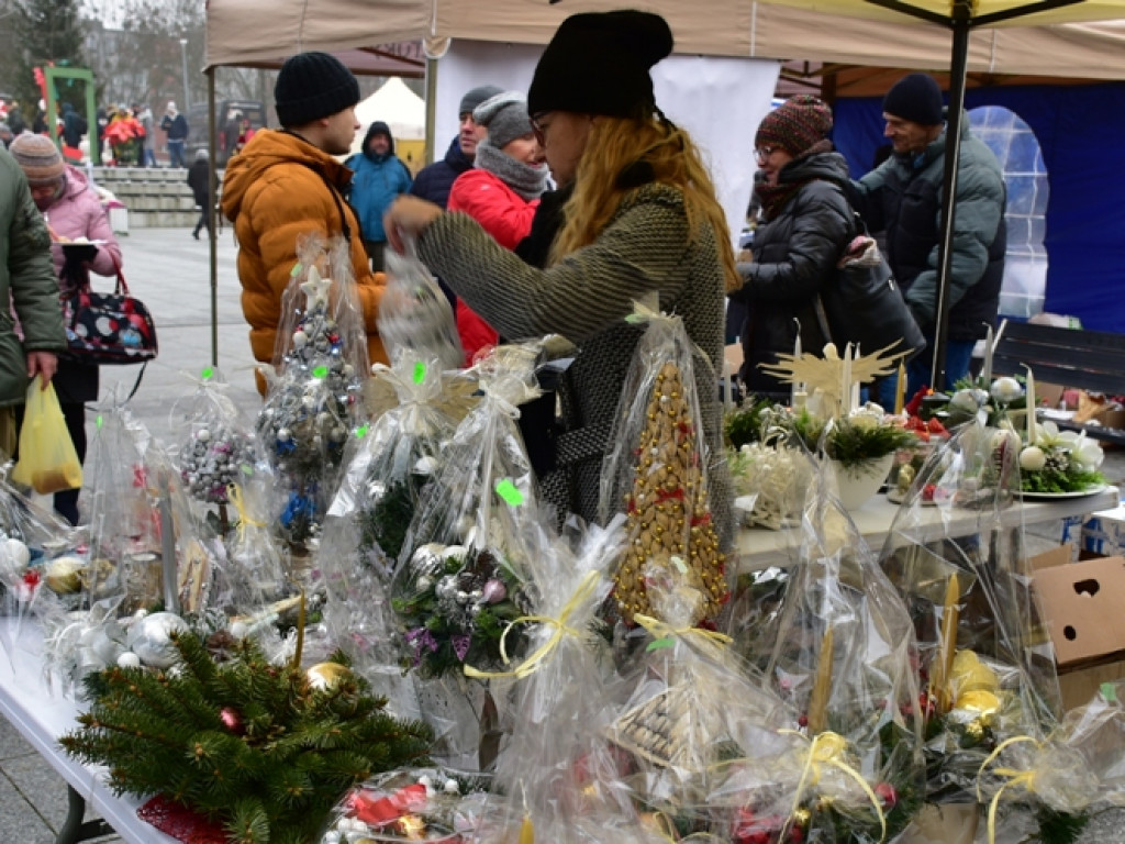 Sandomierz. Wspólne ubieranie choinki, Mikołaj oraz kramy z rękodziełem i smakołykami [zdjęcia]