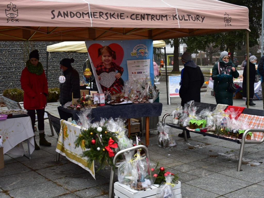 Sandomierz. Wspólne ubieranie choinki, Mikołaj oraz kramy z rękodziełem i smakołykami [zdjęcia]