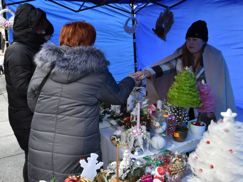 Sandomierz. Wspólne ubieranie choinki, Mikołaj oraz kramy z rękodziełem i smakołykami [zdjęcia]