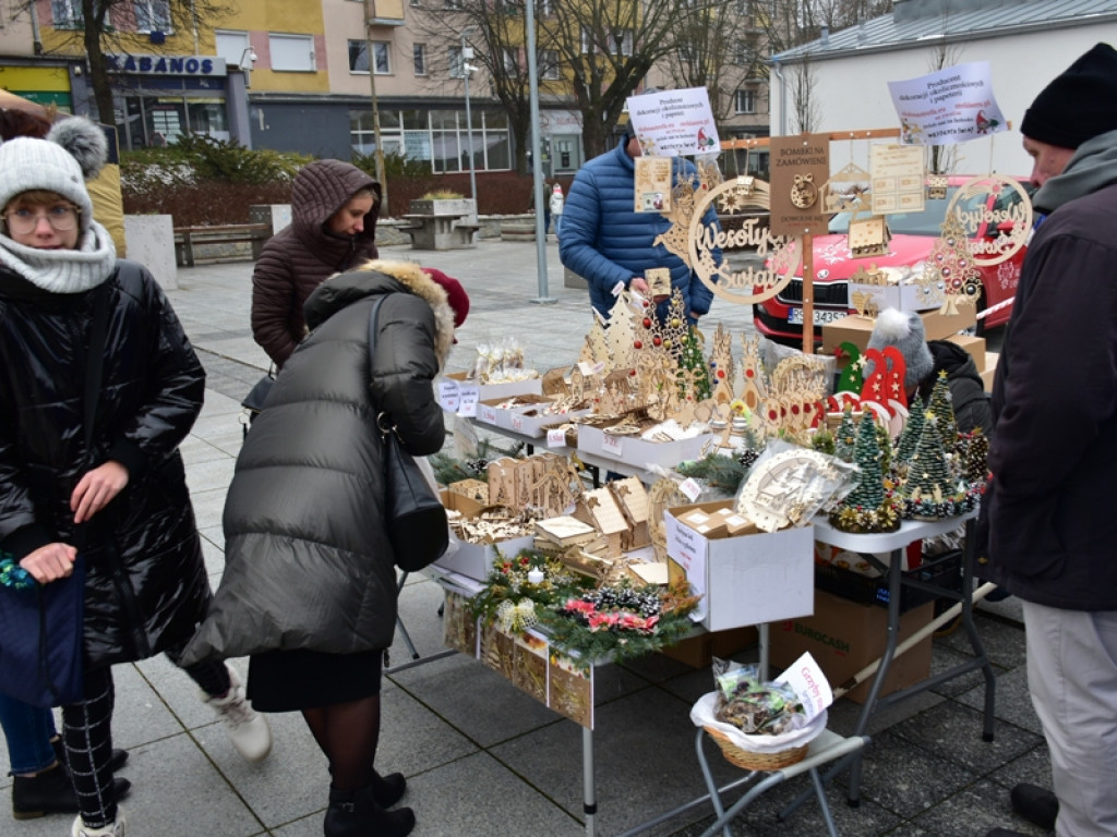 Sandomierz. Wspólne ubieranie choinki, Mikołaj oraz kramy z rękodziełem i smakołykami [zdjęcia]