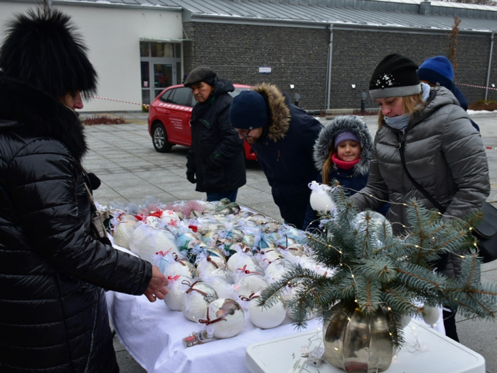 Sandomierz. Wspólne ubieranie choinki, Mikołaj oraz kramy z rękodziełem i smakołykami [zdjęcia]