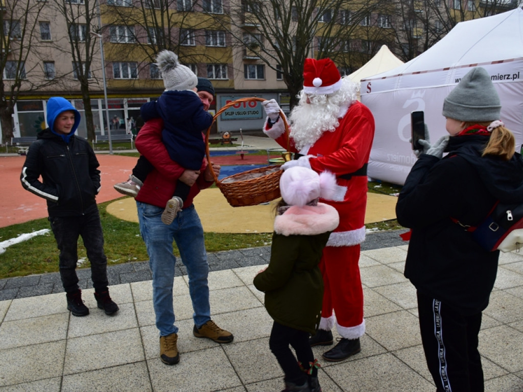 Sandomierz. Wspólne ubieranie choinki, Mikołaj oraz kramy z rękodziełem i smakołykami [zdjęcia]