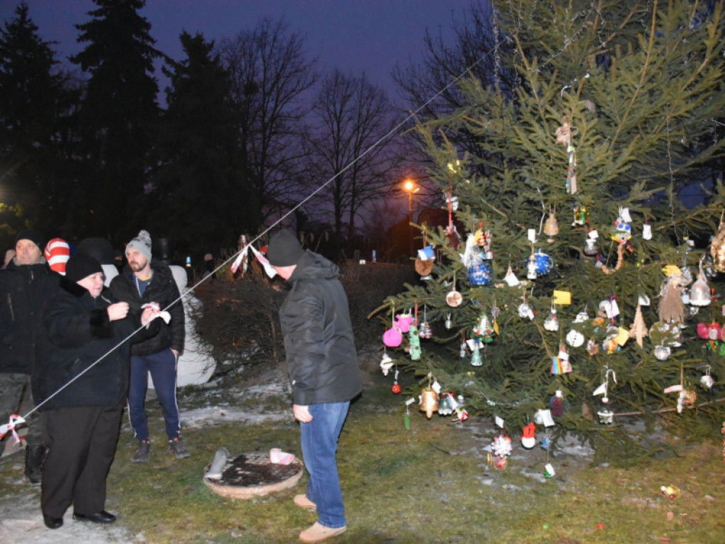 Sandomierz. Wspólne ubieranie choinki, Mikołaj oraz kramy z rękodziełem i smakołykami [zdjęcia]