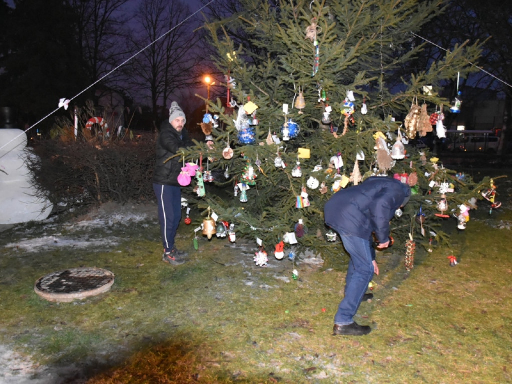 Sandomierz. Wspólne ubieranie choinki, Mikołaj oraz kramy z rękodziełem i smakołykami [zdjęcia]