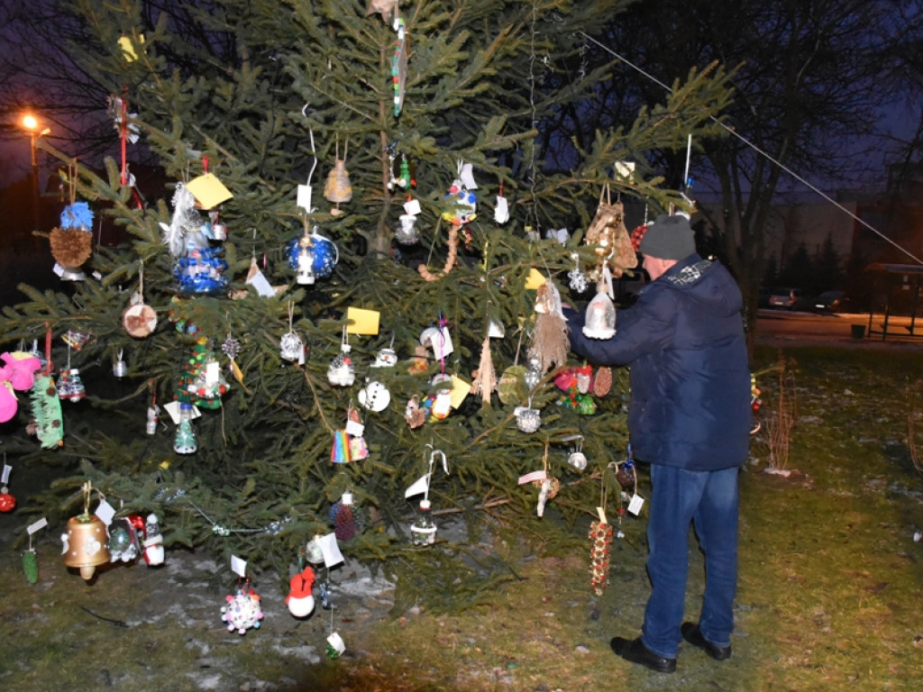 Sandomierz. Wspólne ubieranie choinki, Mikołaj oraz kramy z rękodziełem i smakołykami [zdjęcia]