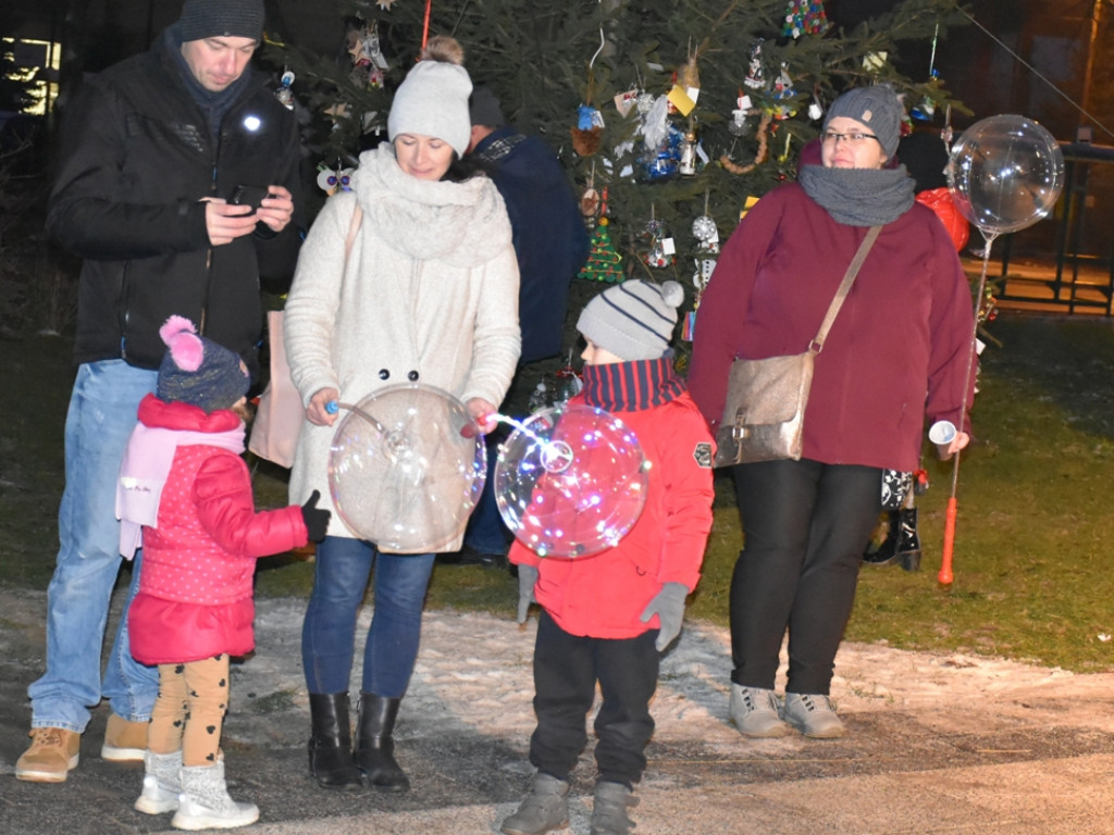 Sandomierz. Wspólne ubieranie choinki, Mikołaj oraz kramy z rękodziełem i smakołykami [zdjęcia]