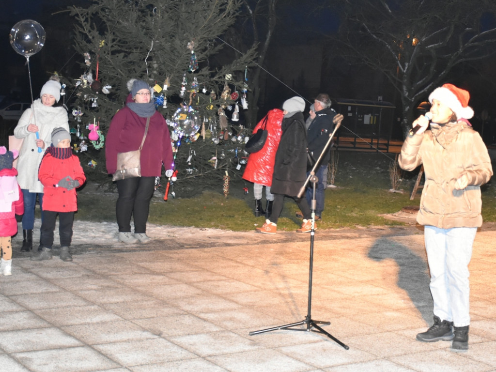 Sandomierz. Wspólne ubieranie choinki, Mikołaj oraz kramy z rękodziełem i smakołykami [zdjęcia]