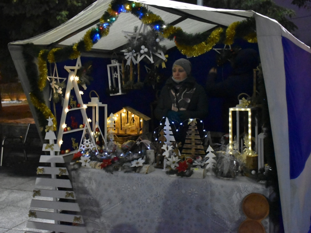 Sandomierz. Wspólne ubieranie choinki, Mikołaj oraz kramy z rękodziełem i smakołykami [zdjęcia]