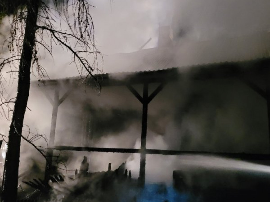 Groźny pożar domu, nocna akcja strażaków [zdjęcia][wideo]