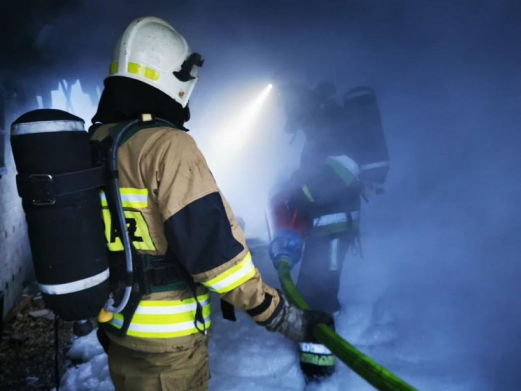 Ogromny pożar stolarni, 19 zastępów straży pożarnej w akcji [zdjęcia][wideo]