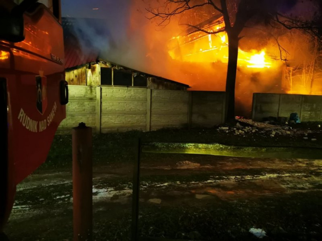 Ogromny pożar stolarni, 19 zastępów straży pożarnej w akcji [zdjęcia][wideo]