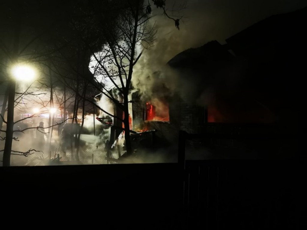 Ogromny pożar stolarni, 19 zastępów straży pożarnej w akcji [zdjęcia][wideo]