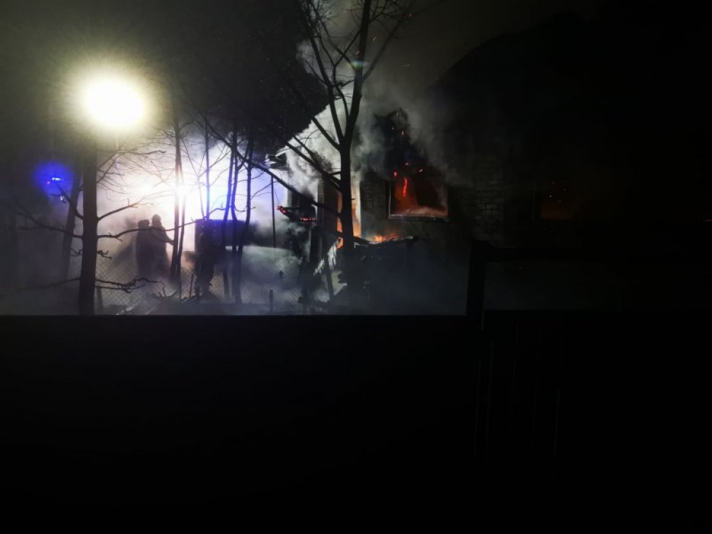 Ogromny pożar stolarni, 19 zastępów straży pożarnej w akcji [zdjęcia][wideo]