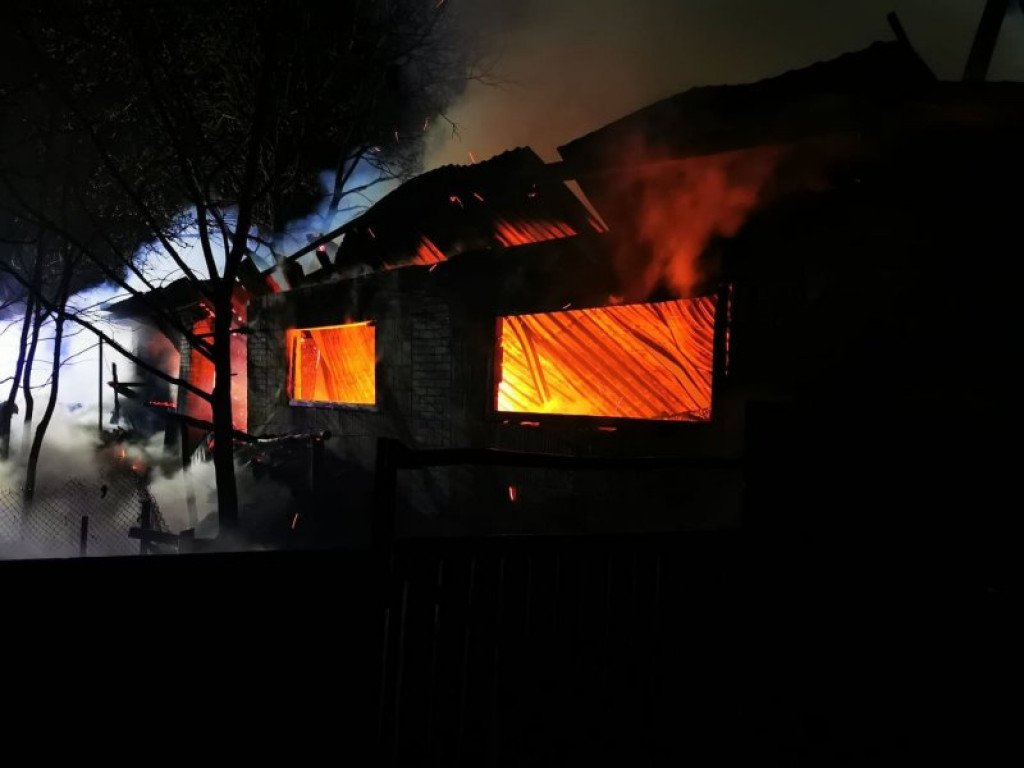 Ogromny pożar stolarni, 19 zastępów straży pożarnej w akcji [zdjęcia][wideo]