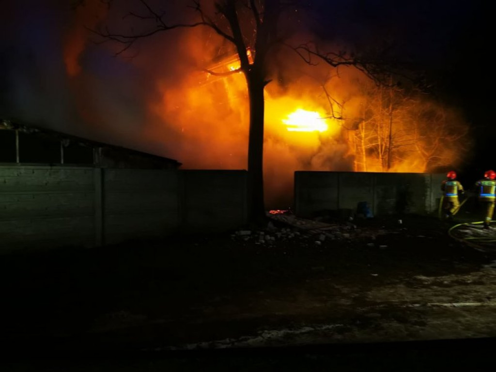 Ogromny pożar stolarni, 19 zastępów straży pożarnej w akcji [zdjęcia][wideo]
