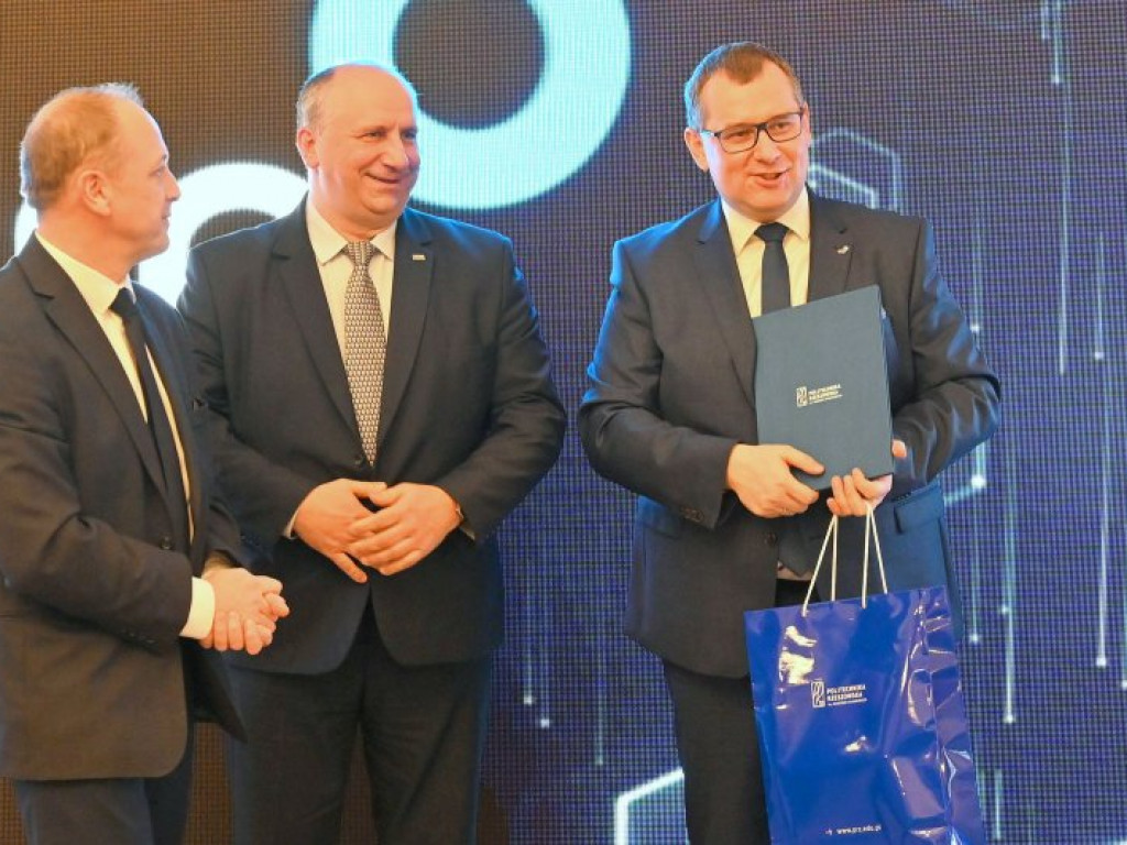 Tarnobrzeska Specjalna Strefa Ekonomiczna podsumowała rok 2021. Konferencja na zamku w Baranowie Sandomierskim [zdjęcia]