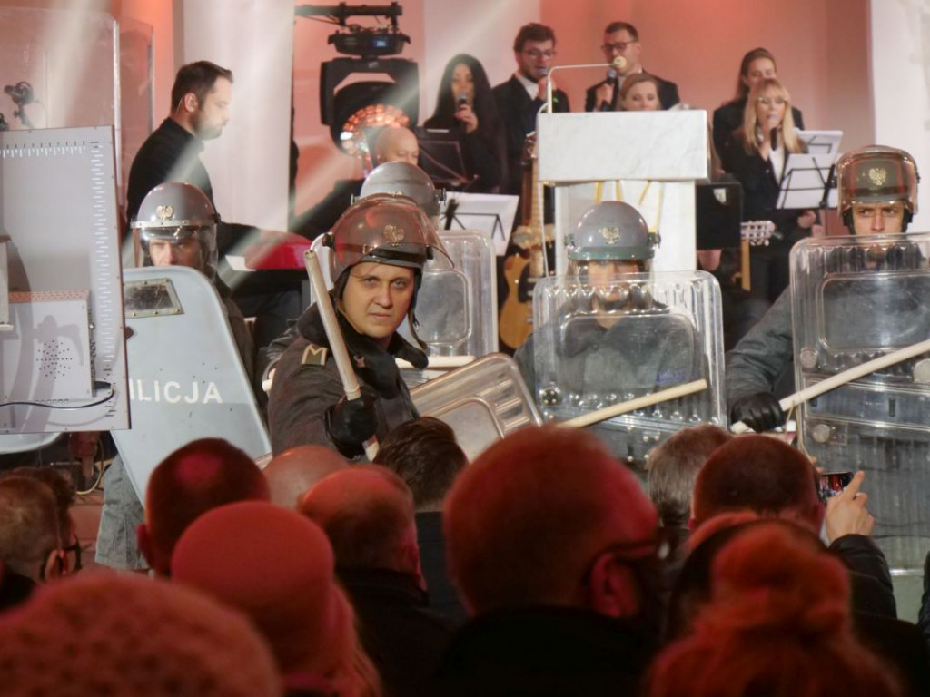 Wyjątkowy koncert, milicjanci i robotnicy. Stalowowolanie uczcili rocznicę wprowadzenia stanu wojennego [zdjęcia]