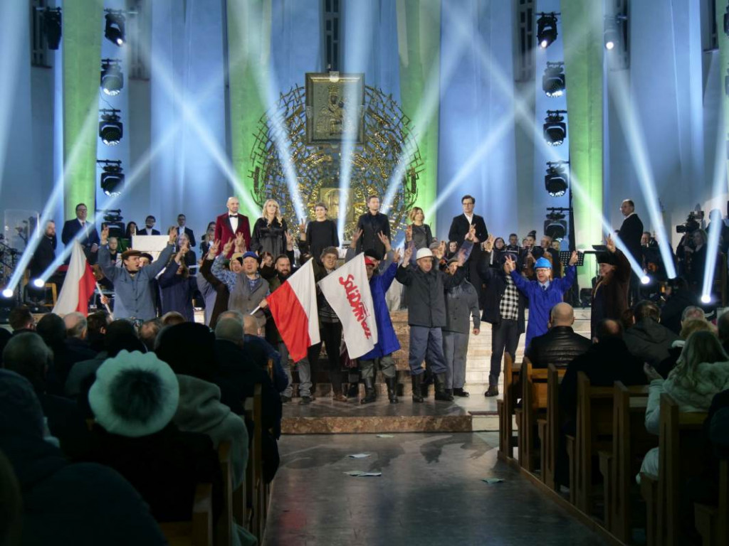 Wyjątkowy koncert, milicjanci i robotnicy. Stalowowolanie uczcili rocznicę wprowadzenia stanu wojennego [zdjęcia]