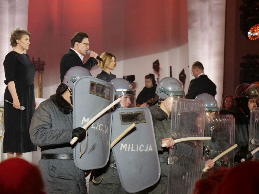 Wyjątkowy koncert, milicjanci i robotnicy. Stalowowolanie uczcili rocznicę wprowadzenia stanu wojennego [zdjęcia]