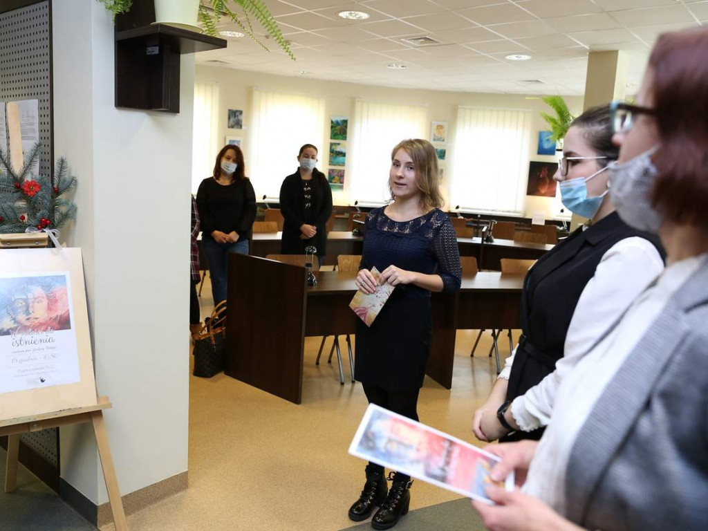 Wernisaż malarstwa Justyny Motyki w Państwowej Uczelni Zawodowej w Tarnobrzegu [zdjęcia]