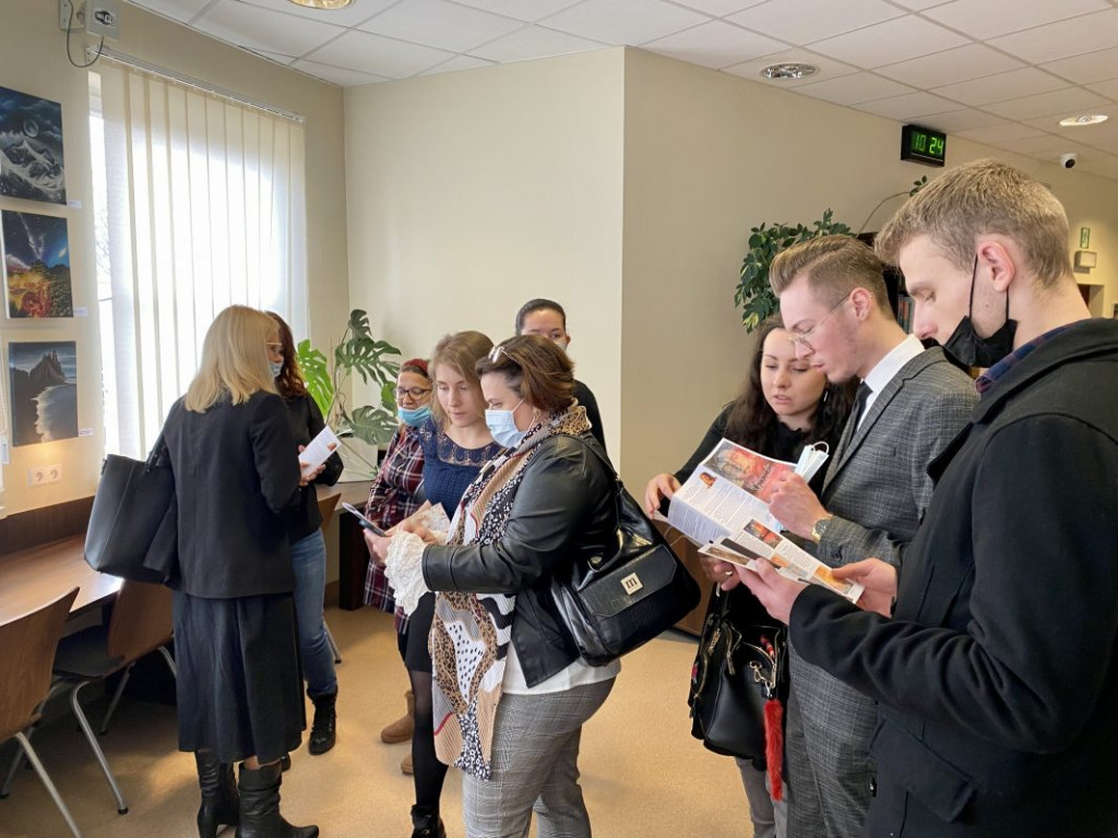 Wernisaż malarstwa Justyny Motyki w Państwowej Uczelni Zawodowej w Tarnobrzegu [zdjęcia]