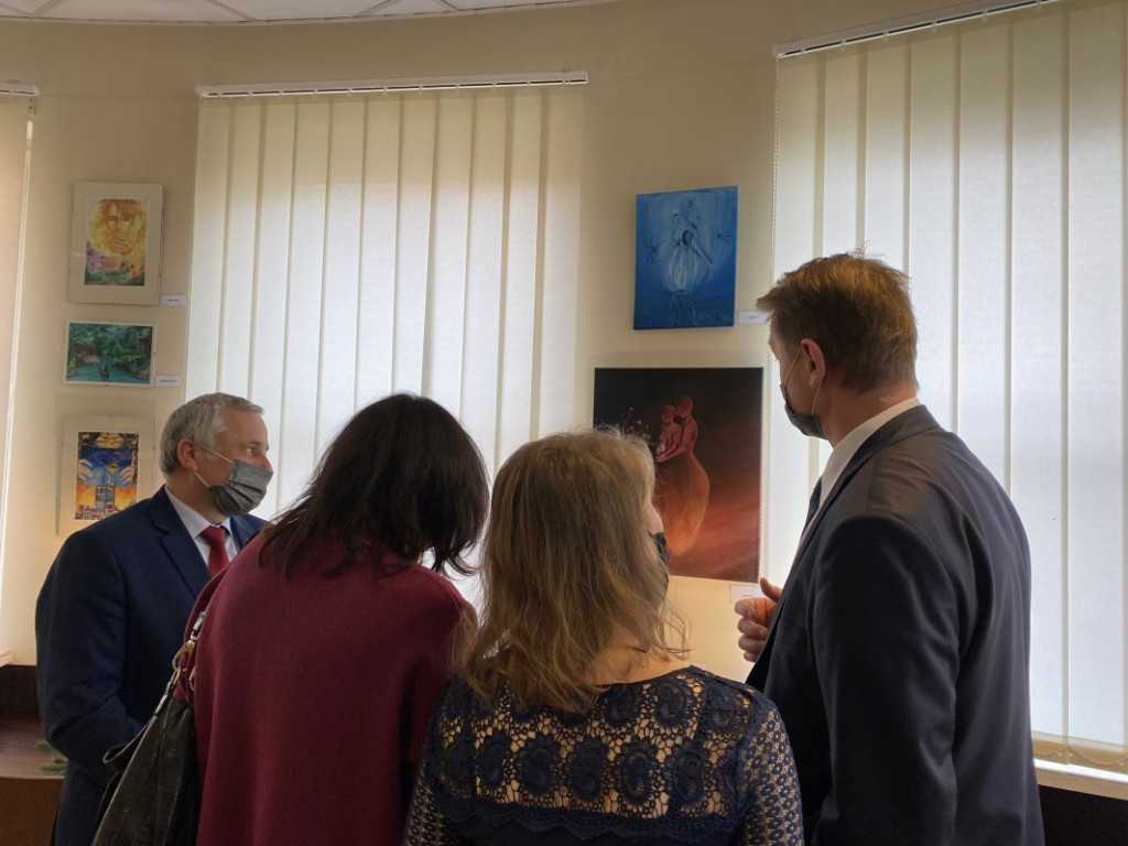 Wernisaż malarstwa Justyny Motyki w Państwowej Uczelni Zawodowej w Tarnobrzegu [zdjęcia]