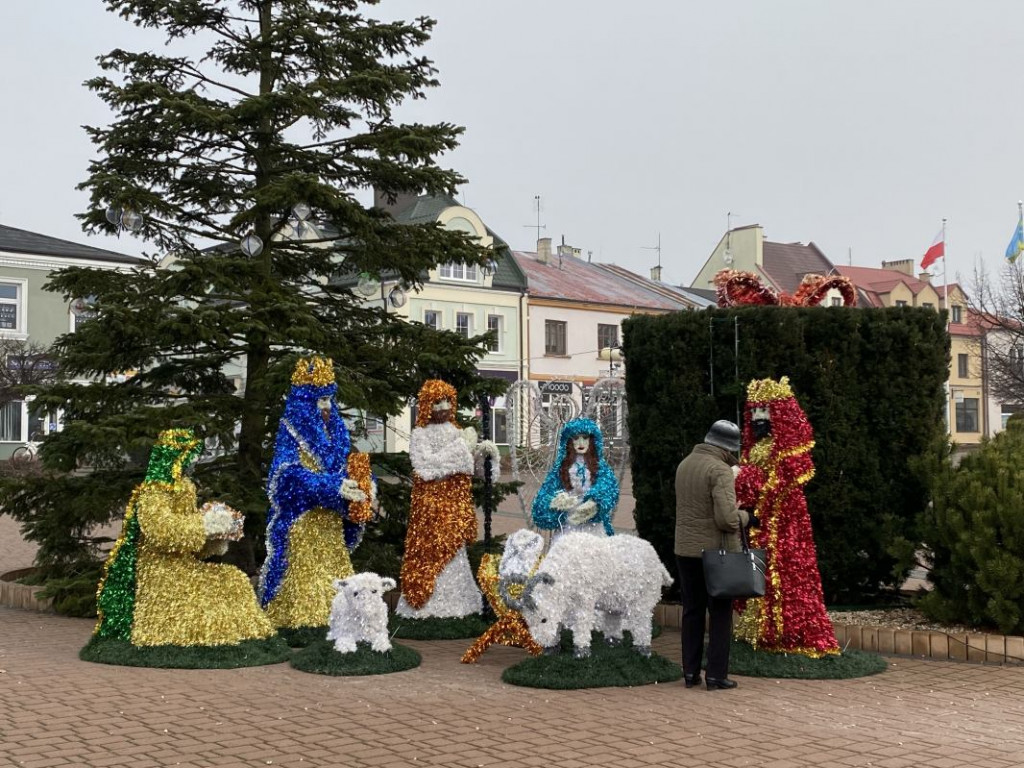 Tarnobrzeg. Szopka betlejemska stanęła na pl. B. Głowackiego. W planach jest też niedźwiedź! [zdjęcia]