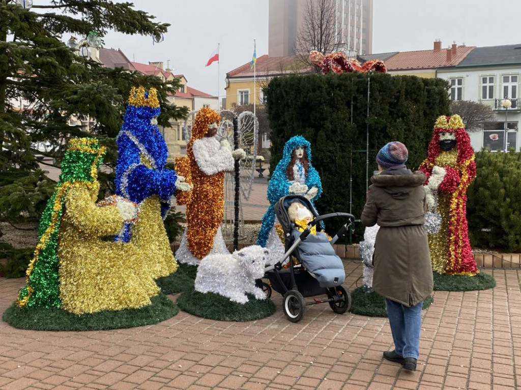 Tarnobrzeg. Szopka betlejemska stanęła na pl. B. Głowackiego. W planach jest też niedźwiedź! [zdjęcia]