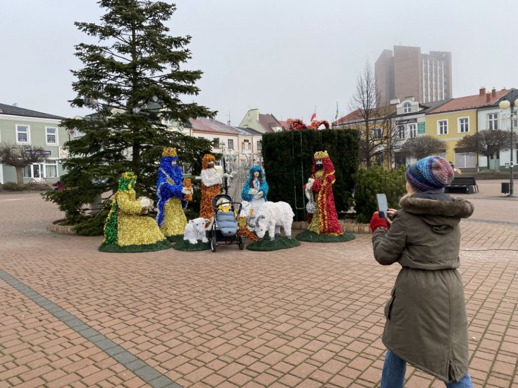 Tarnobrzeg. Szopka betlejemska stanęła na pl. B. Głowackiego. W planach jest też niedźwiedź! [zdjęcia]