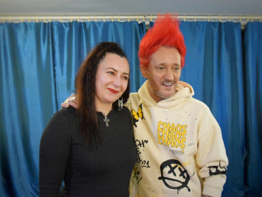 Zamiast św. Mikołaja, przyjechał Michał Wiśniewski. Gwiazdor gościł w Domu Dziecka w Skopaniu [zdjęcia]