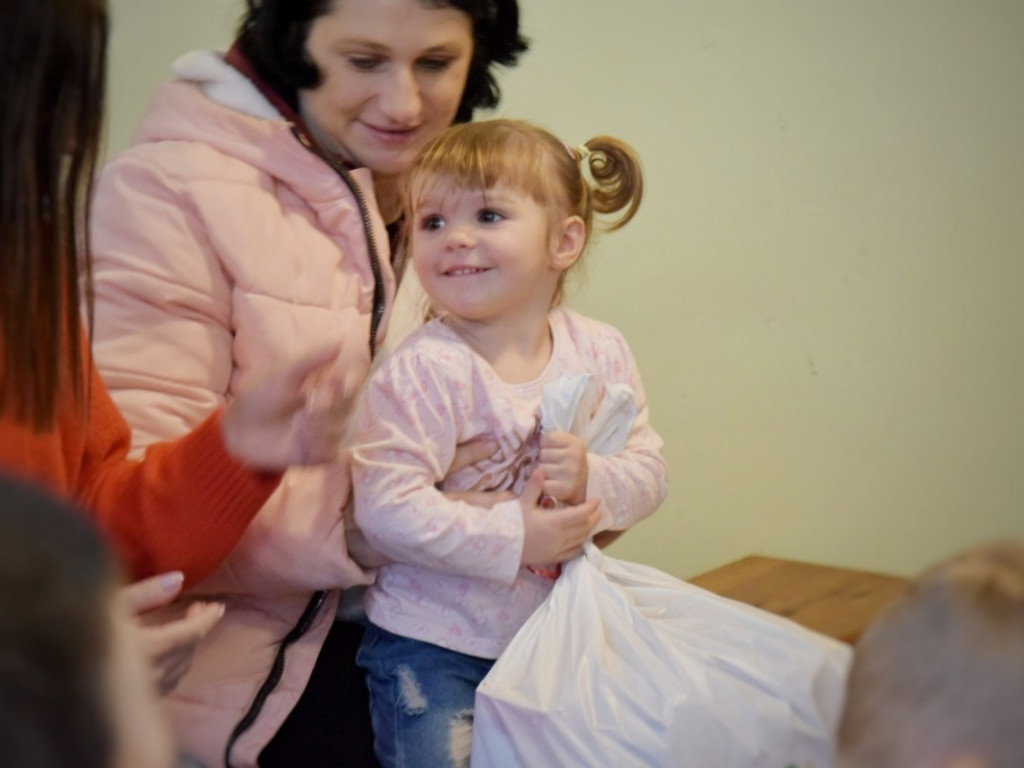 Zamiast św. Mikołaja, przyjechał Michał Wiśniewski. Gwiazdor gościł w Domu Dziecka w Skopaniu [zdjęcia]