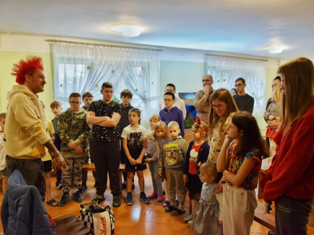 Zamiast św. Mikołaja, przyjechał Michał Wiśniewski. Gwiazdor gościł w Domu Dziecka w Skopaniu [zdjęcia]