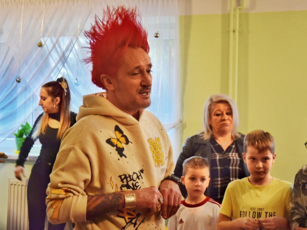 Zamiast św. Mikołaja, przyjechał Michał Wiśniewski. Gwiazdor gościł w Domu Dziecka w Skopaniu [zdjęcia]