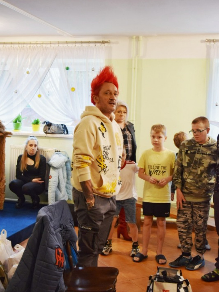 Zamiast św. Mikołaja, przyjechał Michał Wiśniewski. Gwiazdor gościł w Domu Dziecka w Skopaniu [zdjęcia]