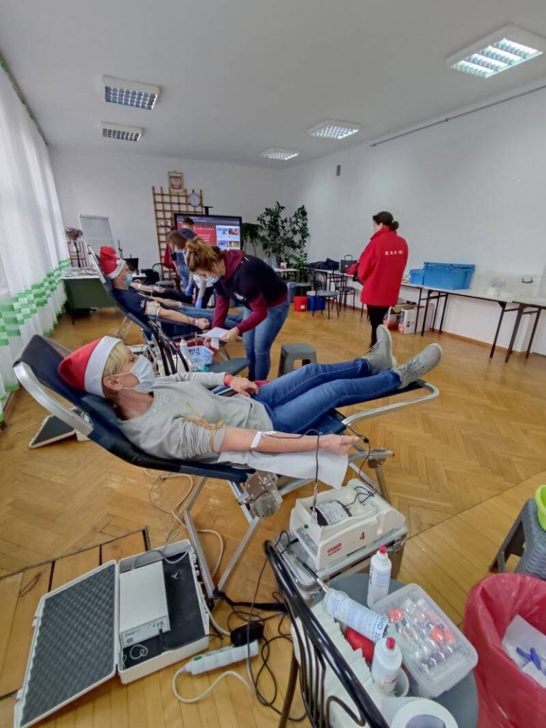 Prawie 30 osób oddało krew podczas wyjątkowej mikołajkowej akcji w Połańcu [zdjęcia]