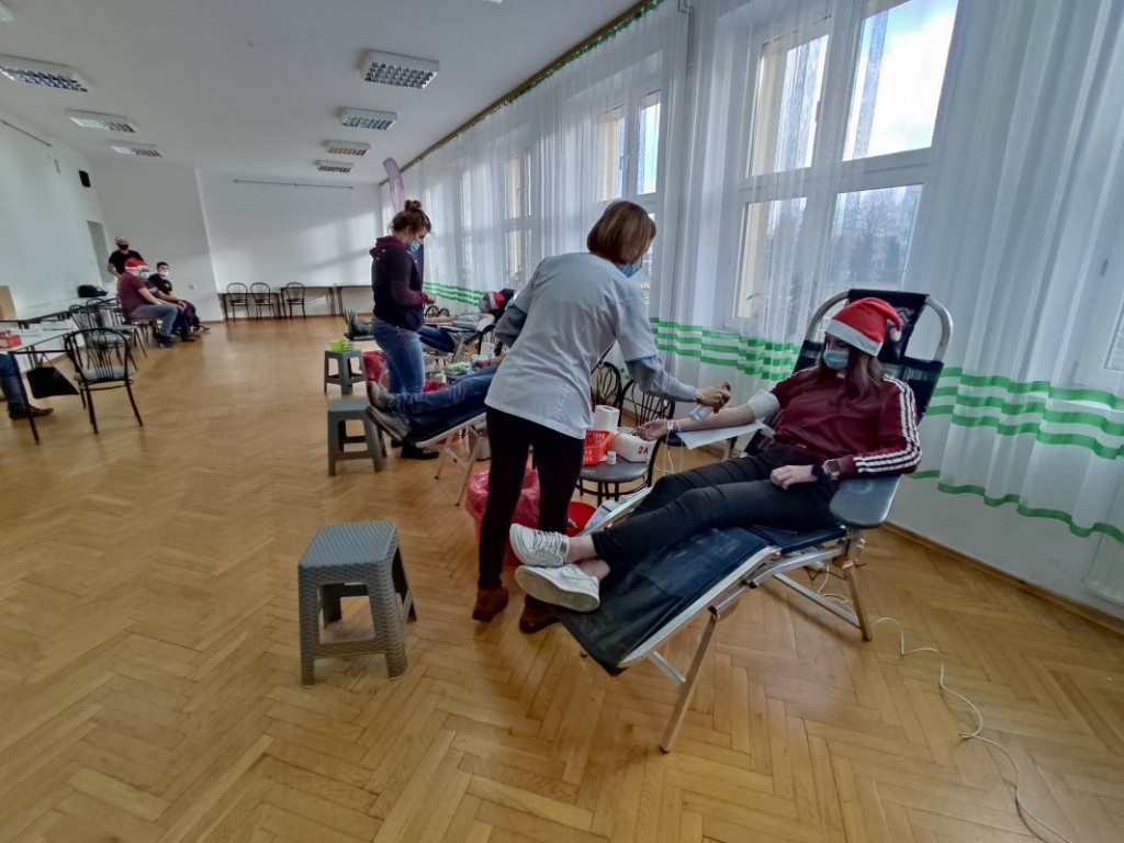Prawie 30 osób oddało krew podczas wyjątkowej mikołajkowej akcji w Połańcu [zdjęcia]