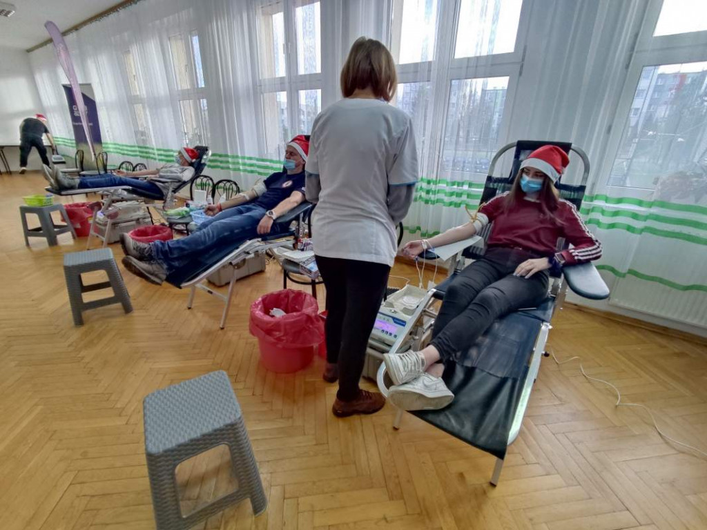 Prawie 30 osób oddało krew podczas wyjątkowej mikołajkowej akcji w Połańcu [zdjęcia]